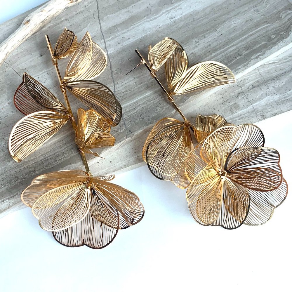 NEW ~ Anthropologie Gold Wire Flower drop Earrings - Picture 6 of 8